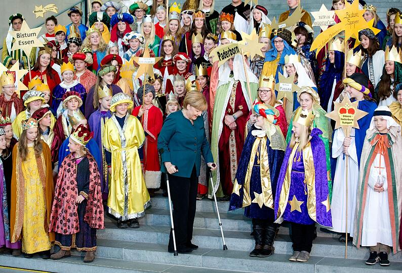 Kanzlerin Angela Merkel empfängt die Sternsinger im Kanzleramt. Sie ist nach ihrem Skiunfall auf Krücken unterwegs.