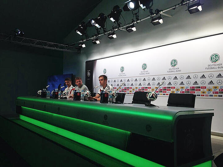Thomas Müller (l) und Philipp Lahm auf der letzten Pressekonferenz im Campo Bahia.