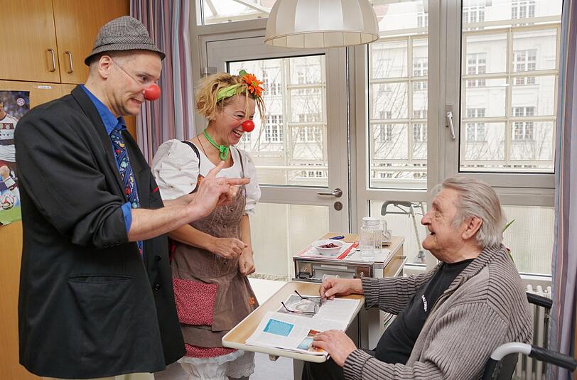 Steffo und Lieselotte (Monika Molodovsky) besuchen Leopold Palta im Haus St. Martin des Münchenstifts in Giesing.