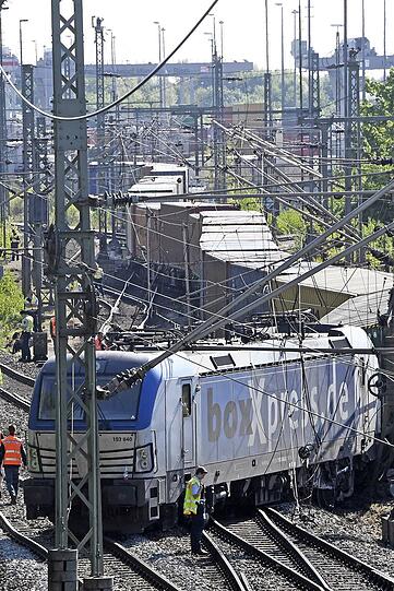 Unmittelbar auf der Stadtgrenze (München/Aschheim) entgleiste ein Güterzug, der offenbar gerade aus dem Containerbahnhof ausgefahren war.