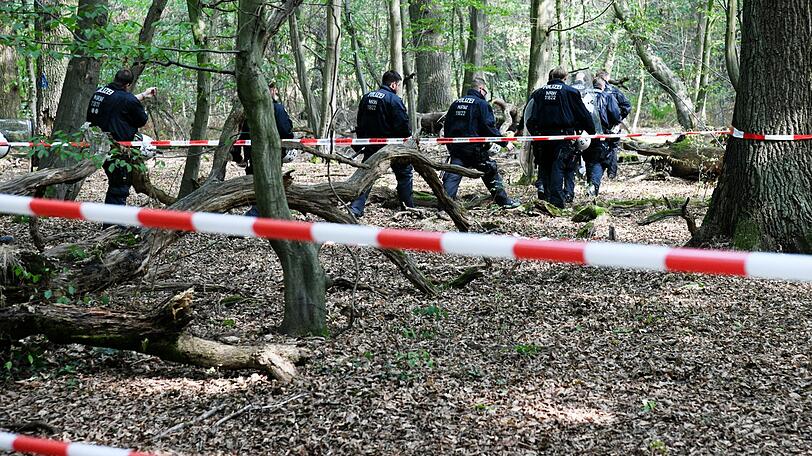 Nordrhein-Westfalen, Kerpen: Polizisten gehen durch den Hambacher Forst. Wenige Wochen vor einer möglichen Rodung im Hambacher Forst hat der Energiekonzern RWE unterstützt von einem großen Polizei-Aufgebot Barrikaden in dem Wald weggeräumt.
