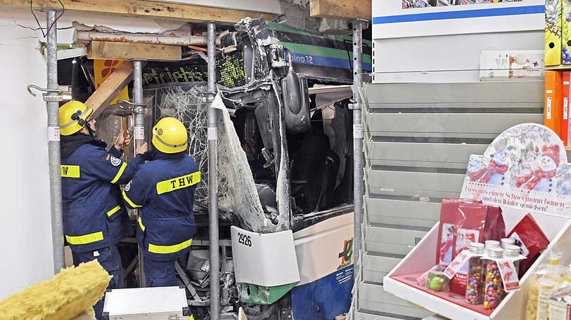 Das THW musste die Decke abstützen, erst dann konnte der Bus herausgezogen werden.