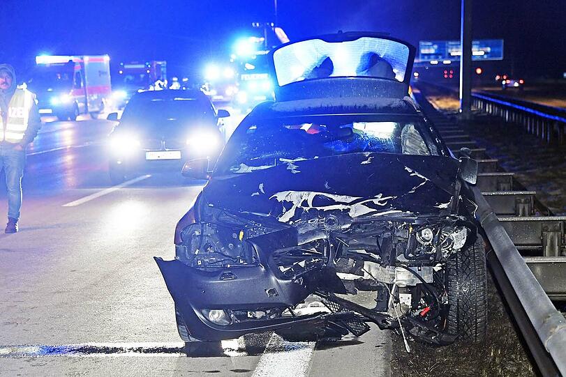 Auf der A8 bei Brunnthal kam es in der Nacht auf Samstag zu einem heftigen Unfall.