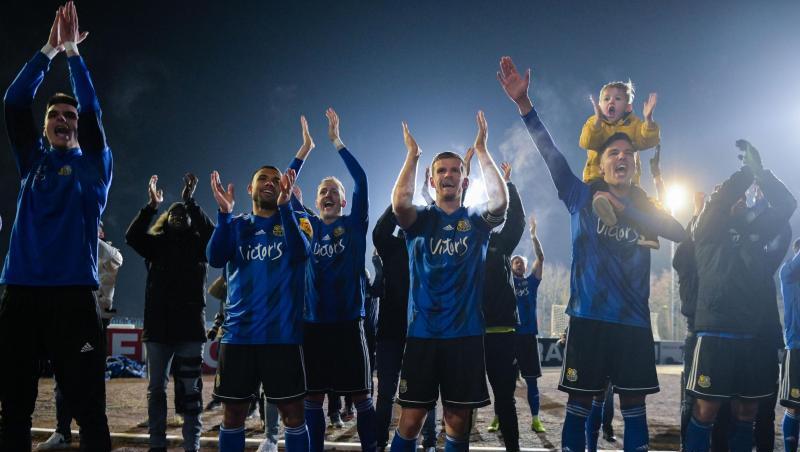 Im Hermann-Neuberger Stadion feiern die Saarbrücker Spieler den Einzug ins Viertelfinale des DFB-Pokals. Im Hermann-Neuberger Stadion feiern die Saarbrücker Spieler den Einzug ins Viertelfinale des DFB-Pokals.