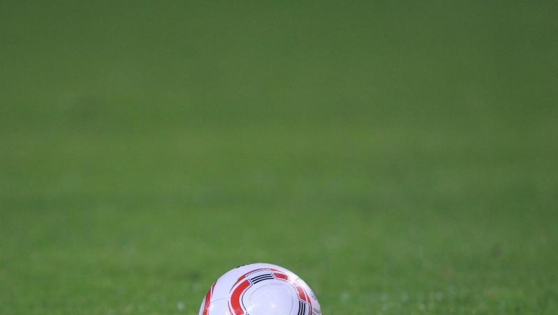 Ein Fussball liegt auf dem Rasen.