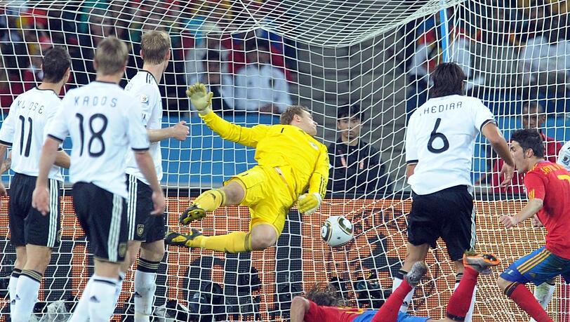 2010 ging es für Neuer und Co. bis ins WM-Halbfinale gegen Spanien. 2010 ging es für Neuer und Co. bis ins WM-Halbfinale gegen Spanien.