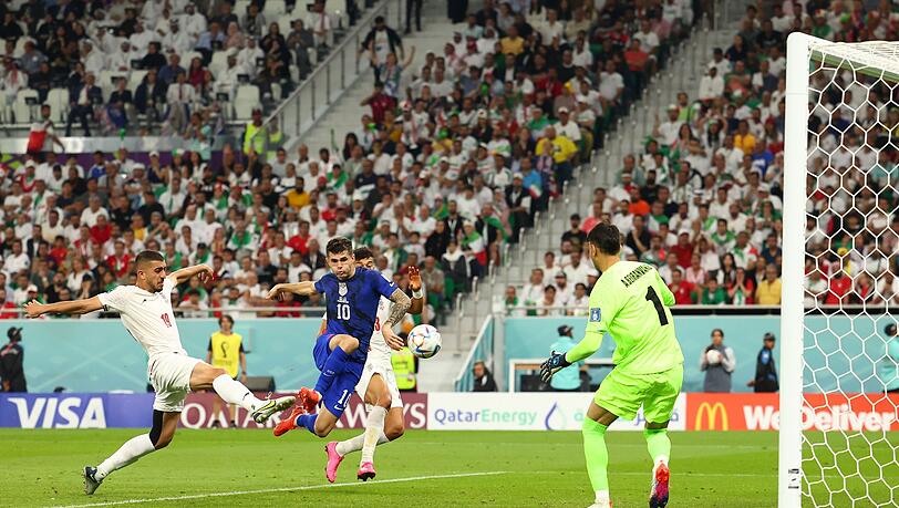 Der Ex-Dortmunder Christian Pulisic (2vl) erzielt das 1:0 für die USA gegen den Iran. Der Ex-Dortmunder Christian Pulisic (2vl) erzielt das 1:0 für die USA gegen den Iran.