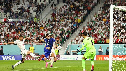 Der Ex-Dortmunder Christian Pulisic (2vl)  erzielt das 1:0 für die USA gegen den Iran.