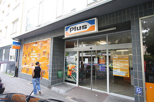 Hier flog der tollpatschige Räuber hochkant raus: der Supermarkt an der Ecke Singer-/Gibitzenhofstraße.