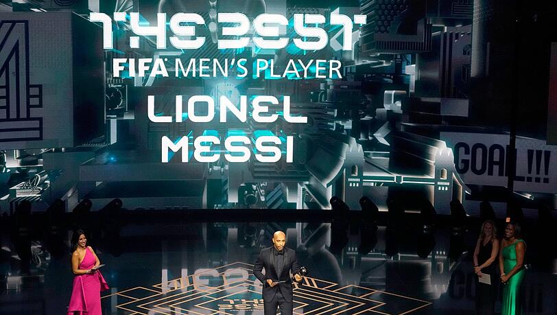 Thierry Henry nimmt in Vertretung des abwesenden Lionel Messi die Trophäe entgegen. Thierry Henry nimmt in Vertretung des abwesenden Lionel Messi die Trophäe entgegen.