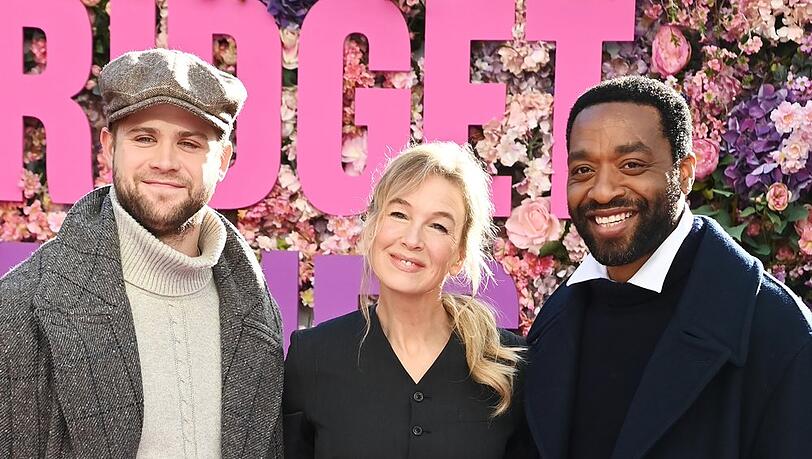 Renée Zellweger zwischen ihren "Bridget Jones"-Kollegen Leo Woodall (l.) und Chiwetel Ejiofor. Renée Zellweger zwischen ihren "Bridget Jones"-Kollegen Leo Woodall (l.) und Chiwetel Ejiofor.