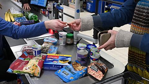 Viele Menschen in Deutschland kaufen mehrmals pro Woche Lebensmittel. (Symbolbild)