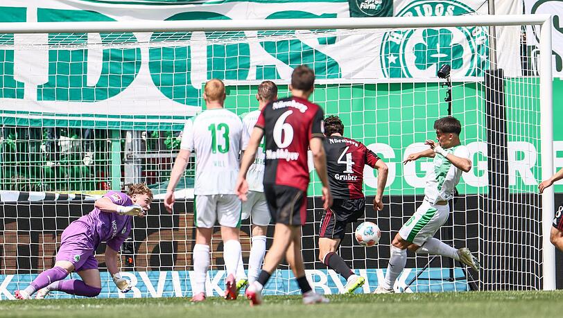 N&uuml;rnbergs Kapit&auml;n Fabio Gruber (Nr. 4) stochert den Ball zum 1:1 ins Tor.