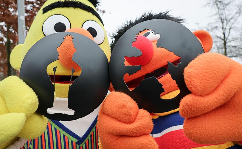 Ernie und Bert sind selbst gekommen, um in Hamburg ihre Ampel einzuweihen. (Archivbild)