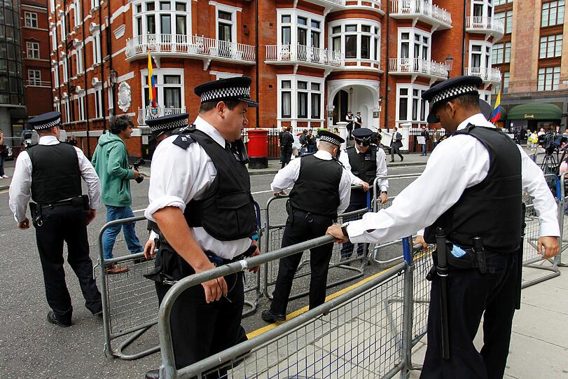 an der Botschaft von Ecuador: Tumulte in London um Julian Assange