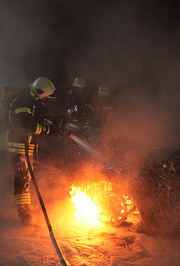 Brand auf der A94 Höhe Ampfing: Der Motor eines Auto hatte Feuer gefangen. Als die Feuerwehr eintraf, stand der Wagen bereits im Vollbrand. Die Bilder vom Feuerwehreinsatz.