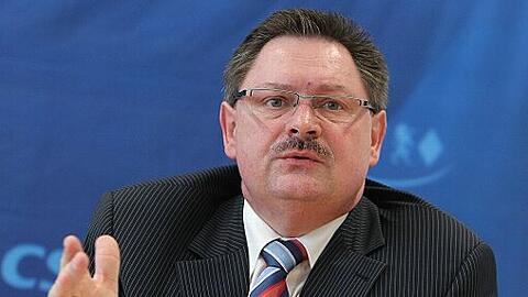 Gerhard Eck: Der 53-Jährige ist Innenstaatssekretär und gelernter Maurer aus Schweinfurt. Seine Frau war seine Büro-Hilfe und gleichzeitig Geschäftsführerin eines Bau-Unternehmens