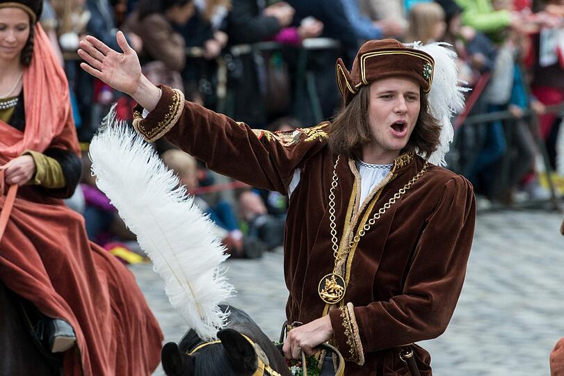 Böllerschüsse vom Burgberg kündigen den mittelalterlichen Hochzeitszug in Landshut an. Darauf haben die Besucher zum Teil stundenlang gewartet. Schließlich wird nur alle vier Jahre das historische Spektakel in Landshut aufgeführt. Die Bilder!