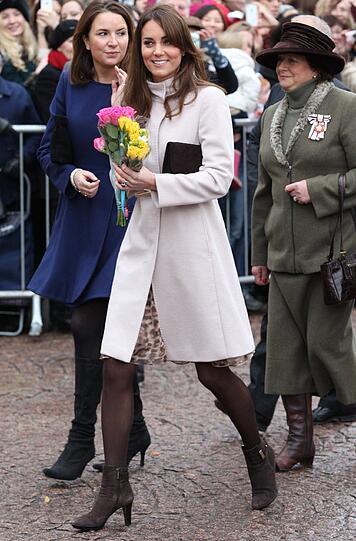 Am 28.November 2012 war Kate bereits schwanger. Der Palast hatte es da aber noch geheim gehalten.
