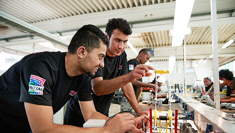 Berechnungen des Instituts für Arbeitsmarkt- und Berufsforschung haben ergeben, dass sich die Zuwanderung von jungen Ausländern auch für die Sozialkassen lohnt. Berechnungen des Instituts für Arbeitsmarkt- und Berufsforschung haben ergeben, dass sich die Zuwanderung von jungen Ausländern auch für die Sozialkassen lohnt.