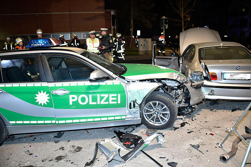 Die B 304 musste nach dem schweren Unfall für mehrere Stunden gesperrt werden - die Bilder vom Einsatz.