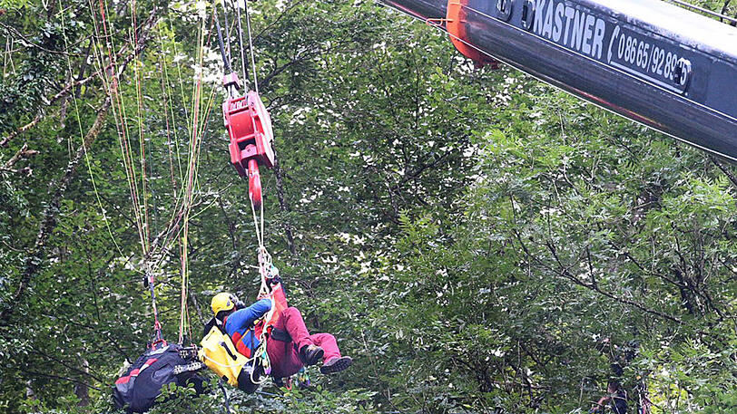 Stundenlang hing der 60-Jährige im Baum fest, eher er gerettet werden konnte.
