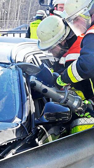 Zwei Personen wurden bei dem Unfall auf der A8 schwer verletzt. Etliche Gaffer auf der Gegenfahrbahn machten sogar Fotos vom Unfallort.