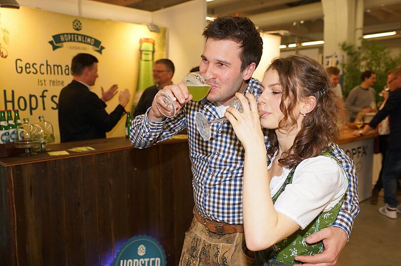Johannes Huber: &bdquo;Mir macht es Spaß mit den Mädels Bier zu testen. Fast alle lieben Aperol Sprizz &ndash; das Sommergetränk 2016 dürfte daher das grüne Holled&lsquo;Auer werden.&ldquo;
Juliane Heindl: &bdquo;Ich probiere gerne &ndash; dieses grüne Getränk ist ein Hopagschbusi und wunderbar erfrischend sowie hopfiger als andere.&ldquo;