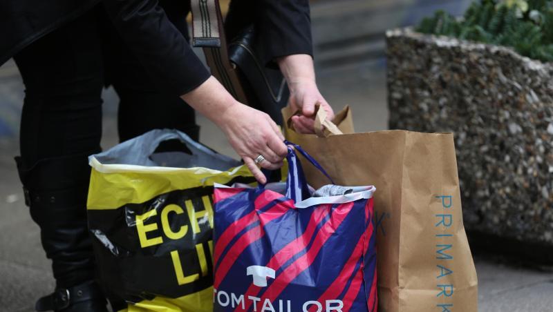 Der Naturschutzbund plädiert für eine gesetzliche Abgabe auf alle Einwegtaschen - egal ob aus Plastik oder Papier. Der Naturschutzbund plädiert für eine gesetzliche Abgabe auf alle Einwegtaschen - egal ob aus Plastik oder Papier.
