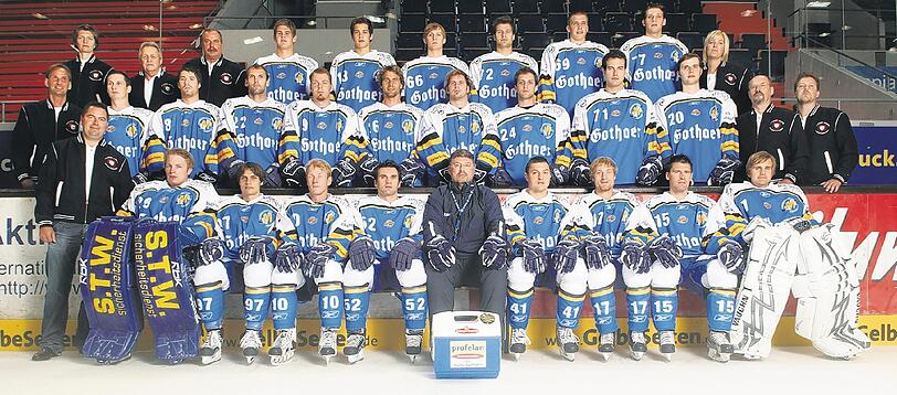 Der neue EHC: Mit gleich 16 Neuzugängen startet Trainer Pat Cortina (vordere Reihe Mitte) in die neue Saison. Am Wochenende geht es in heimischer Halle gleich im Pokal gegen die DEL-Klubs Ingolstadt (Samstag) und Straubing (Sonntag).