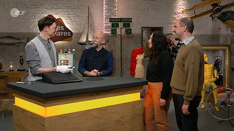 Das Ehepaar Alexandra und Tobias (rechts) m&ouml;chte in der ZDF-Tr&ouml;delshow ein vermeintliches "Lesezeichen" verkaufen, das sich als Kunstwerk entpuppte.