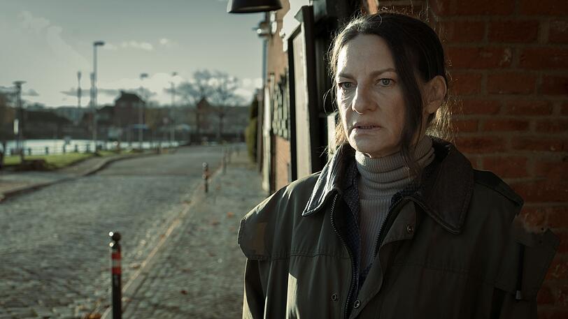 Kommissarin Kirsten Novak (Catrin Striebeck) ermittelt für die Kripo Schleswig in dem Mordfall Sören Paulitz. Sie schließt die Lücke, die der ermordete Ben Salawi hinterlassen hat. Kommissarin Kirsten Novak (Catrin Striebeck) ermittelt für die Kripo Schleswig in dem Mordfall Sören Paulitz. Sie schließt die Lücke, die der ermordete Ben Salawi hinterlassen hat.