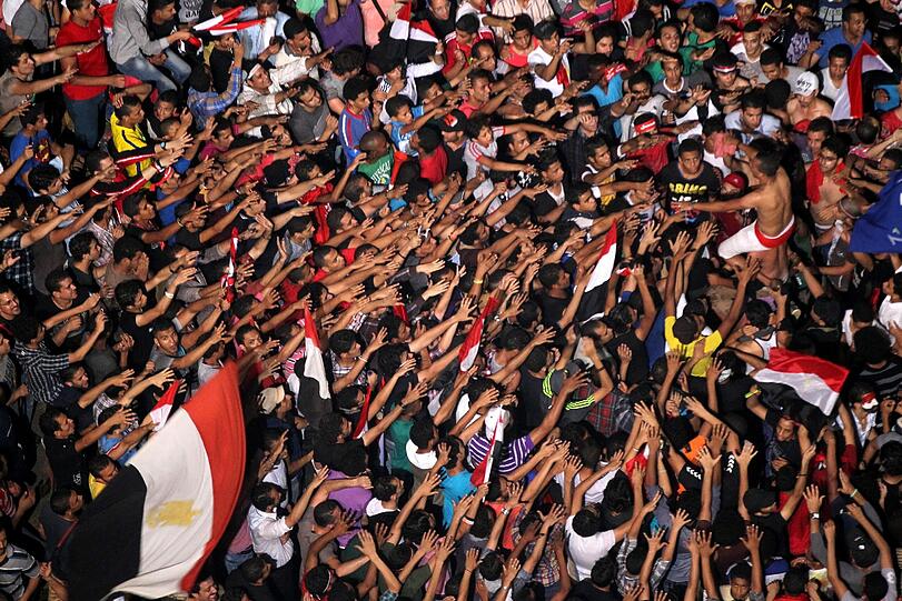 Ausnahmezustand am auf dem Tahrir-Platz in Kairo. Millionen Menschen feiern die Absetzung von Mohammed Mursi durch das ägyptische Militär.