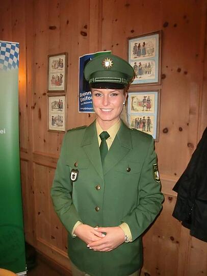 Polizistin Verena Hartmann wünscht sich einen besseren Schnitt der Uniform.