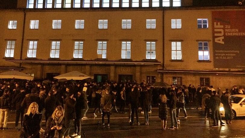 Im April kamen zur Eröffnung tausende: Die Polizei musste die "Blitz"-Tür schließen.