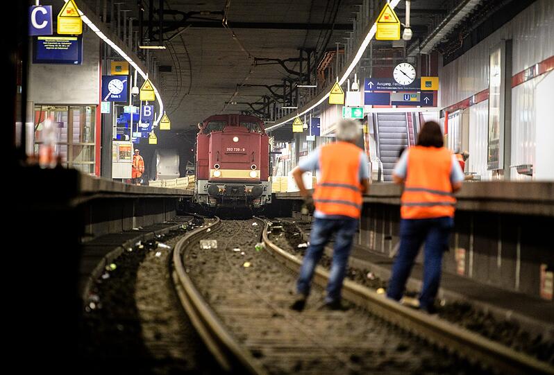 Ein Wartungszug steht am S-Bahnhof der Stammstrecke am Hauptbahnhof.