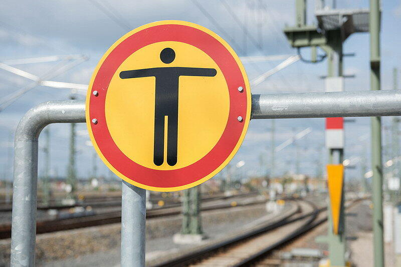 Ein Schild warnt vor dem Betreten der Gleisanlagen. (Symbolbild)