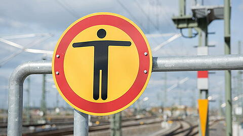 Ein Schild warnt vor dem Betreten der Gleisanlagen. (Symbolbild)