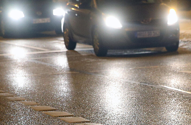 Blitzeis sorgt für plötzliche Gefahr auf der Fahrbahn oder dem Fußweg. Mit diesen Tipps kommen Sie besser zurecht.