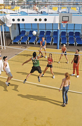 Volleyball gehört zum sportlichen Angebot auf der Aida Mar.