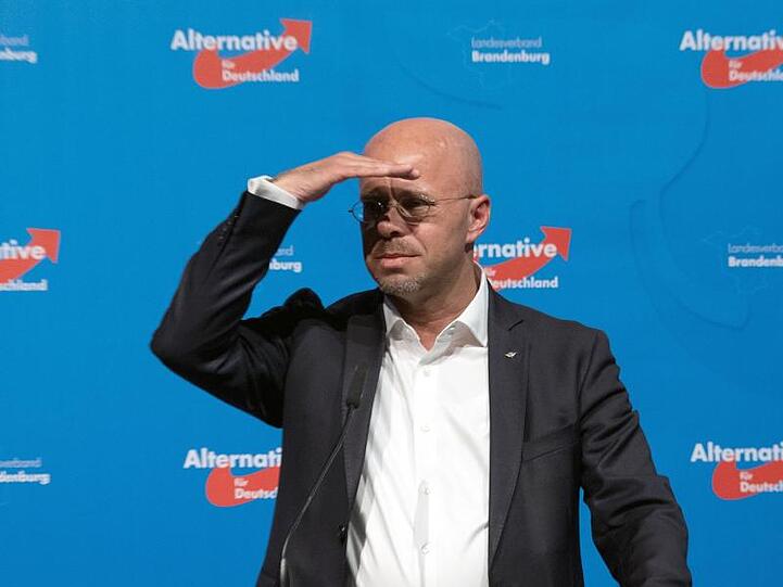 Der Landeschef rief die Partei im Wahljahr zu Geschlossenheit auf. "Es geht um unsere gemeinsame Sache", sagte Kalbitz vor seiner Wiederwahl.