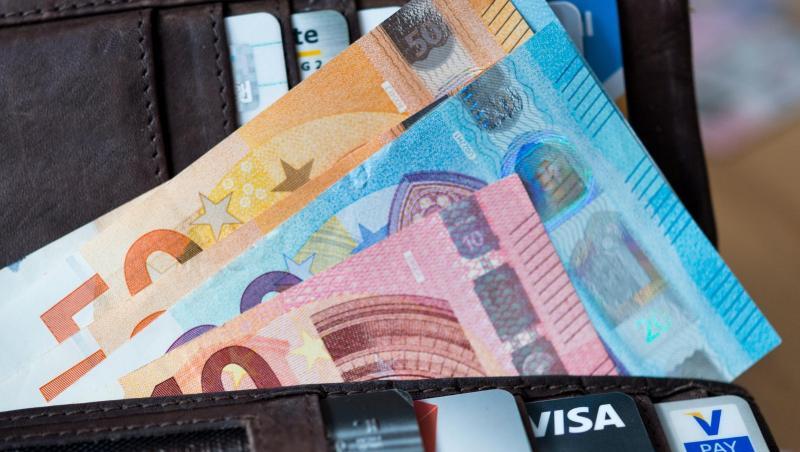 Je mehr Geld in der Brieftasche ist, desto ehrlicher sind die Menschen. Je mehr Geld in der Brieftasche ist, desto ehrlicher sind die Menschen.
