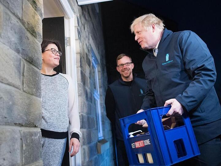 Der Milchmann: Premierminister Johnson überraschte am Morgen Wähler in Yorkshire. Den Fragen eines Reporters ging er mit der Flucht in einen begehbaren Kühlschrank aus dem Weg.