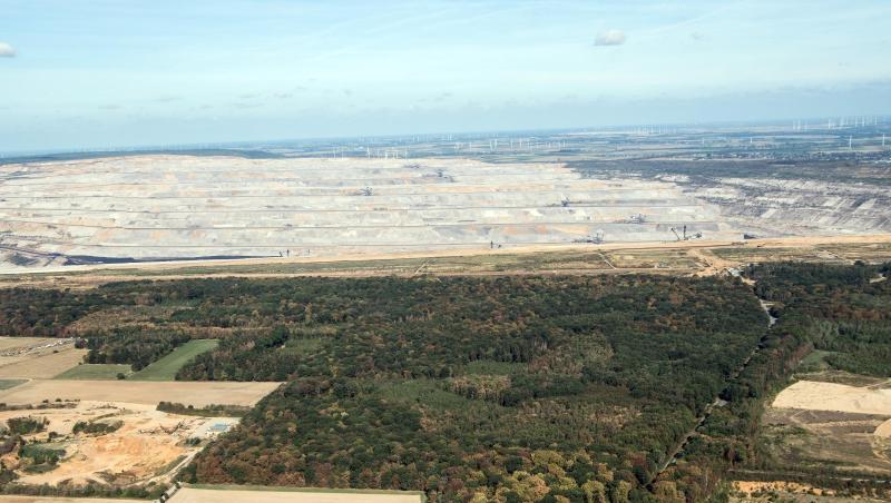 Der Tagebau Hambach schiebt sich Stück für Stück an den Hambacher Forst. Der Tagebau Hambach schiebt sich Stück für Stück an den Hambacher Forst.