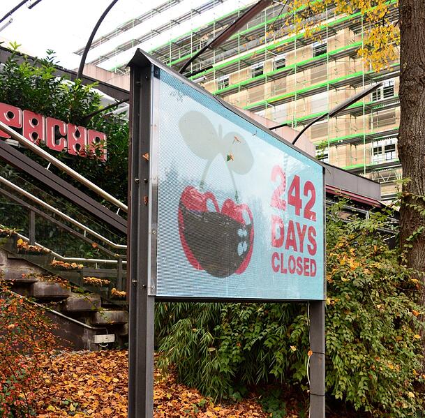 Schon mehr als 200 Tage geschlossen und kein Ende in Sicht: ein Schild vor dem Pacha an der Feierbanane. Schon mehr als 200 Tage geschlossen und kein Ende in Sicht: ein Schild vor dem Pacha an der Feierbanane.