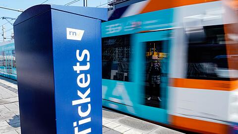 In der Diskussion um das 9-Euro-Ticket warnt die Bahn-Gewerkschaft EVG vor Überlastung und Chaos.