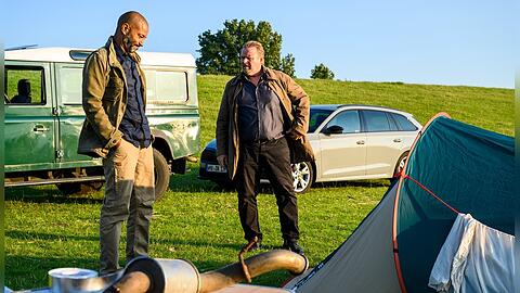 "Friesland: Prima Klima": Kriminalhauptkommissar Jan Brockhorst (Felix Vörtler, r.) hält den Wildcamper Dr. Leon Steenhuus (Tyron Ricketts) für verdächtig.
