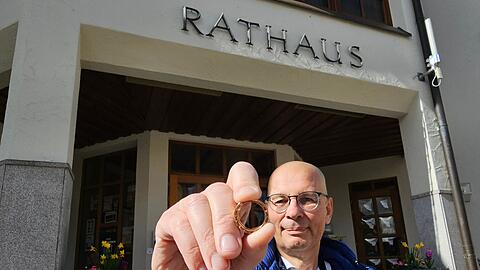 Ein Ehering ist nach einer kleinen Odyssee durch Nordbayern wieder bei seinem Berliner Besitzer angekommen.