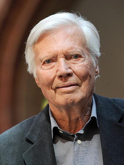 Der 83-jährige Gründer Karlheinz Böhm selbst, der den Grundstein für seine Stiftung einst in einer "Wetten, dass...?"-Sendung gelegt hatte, konnte aus gesundheitlichen Gründen nicht an der Feier teilnehmen.