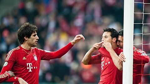 Spanisch-Sprechende unter sich: Javi Martínez (l.) mit Claudio Pizarro.